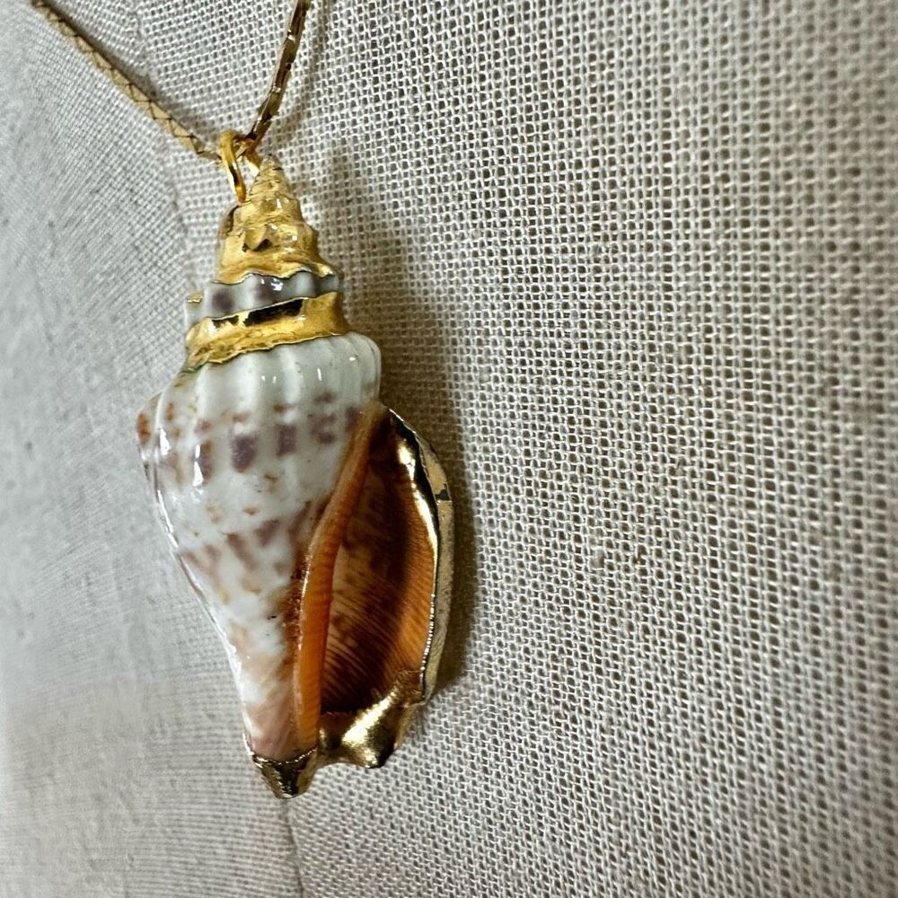 Gold tone Edged Natural Shell Pendant Necklace - Picture 3 of 10
